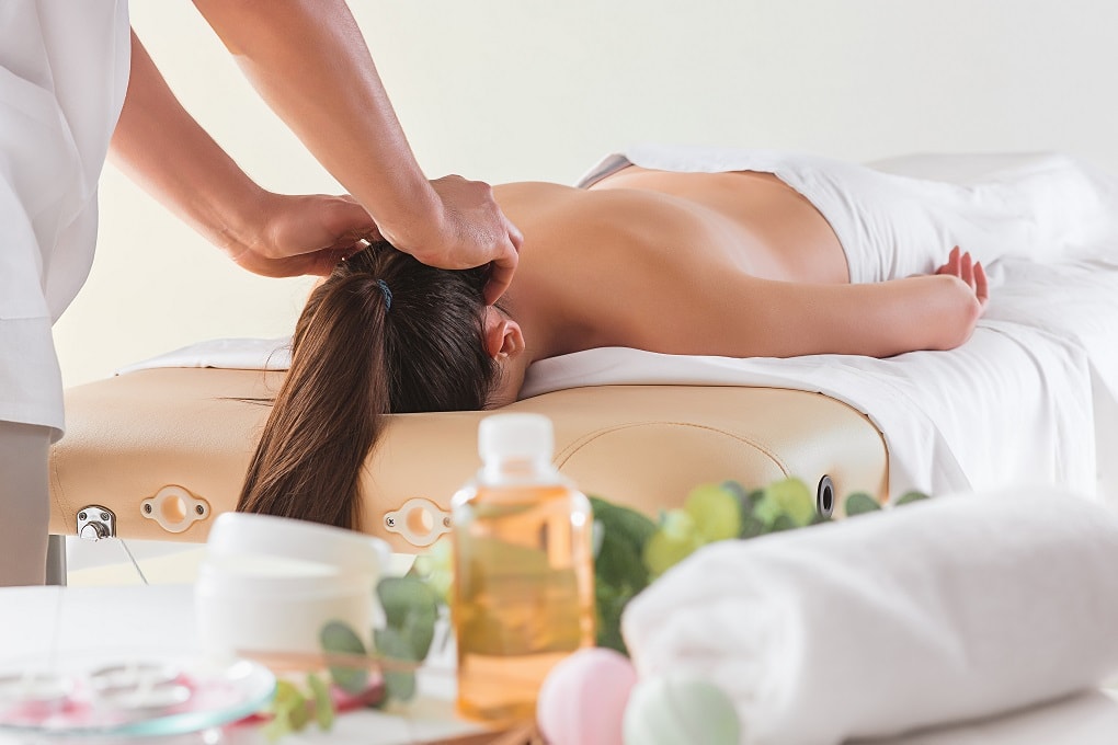 Massage với lực nhẹ nhàng và tăng dần sẽ tạo ra sự thư giãn cho cơ thể Massage với lực nhẹ nhàng và tăng dần sẽ tạo ra sự thư giãn cho cơ thể